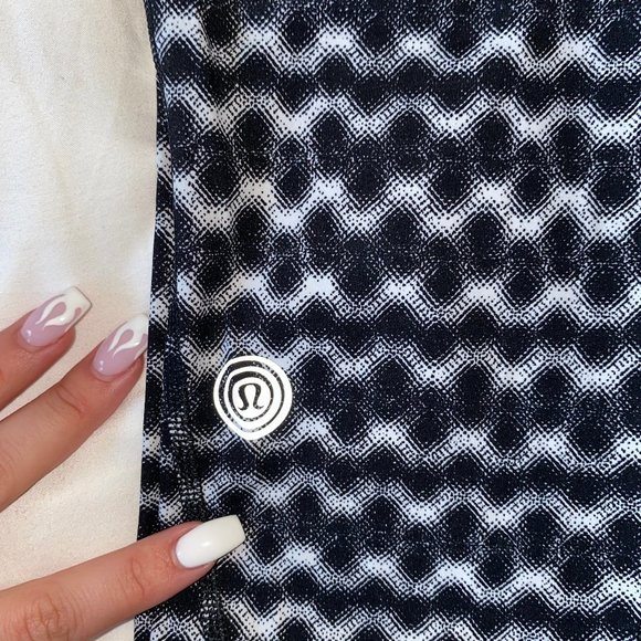 Lululemon RARE Chase Me Crop, SEAWHEEZE 🍋 - Picture 2 of 4